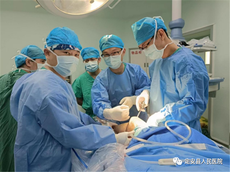 我院成功开展右膝关节镜检查+滑膜清理术+腘窝囊肿切除术