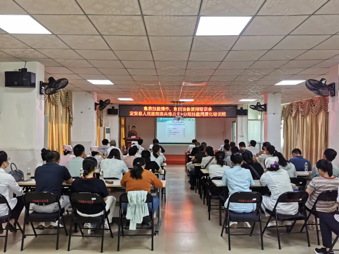 【医院动态】加强急救设备操作培训 提升医护应急处置能力——我院开展医护人员急救技能提升培训活动