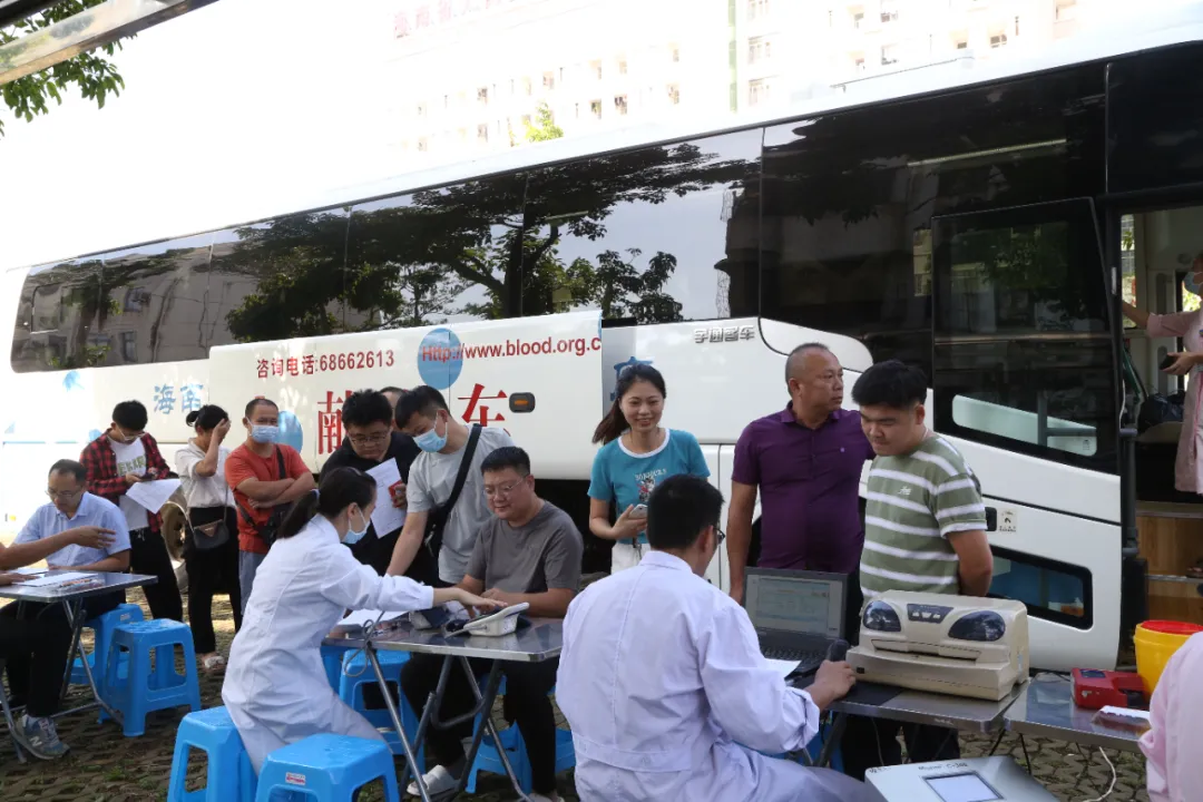 【热血献爱心，生命共接力】——“潭美”无情，人有情，海南省人民医院定安分院组织职工开展无偿献血公益活动！