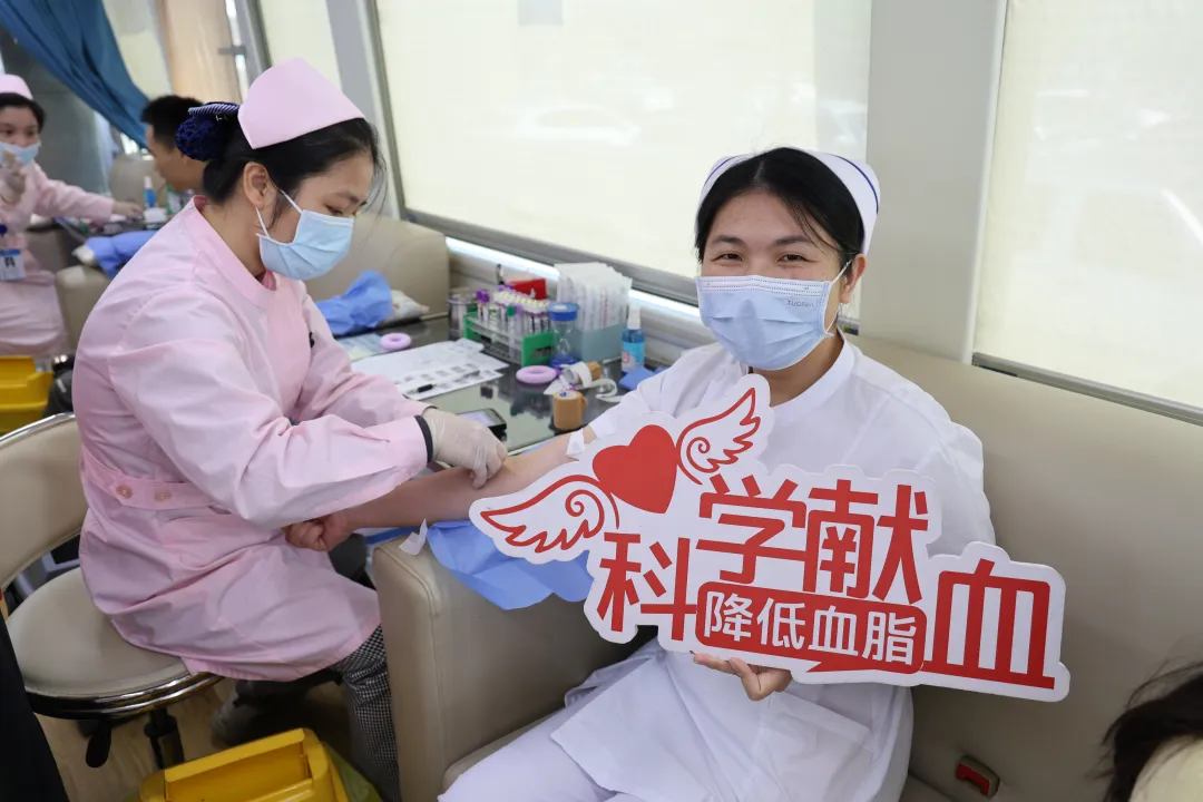 海南省人民医院定安分院组织职工开展无偿献血活动